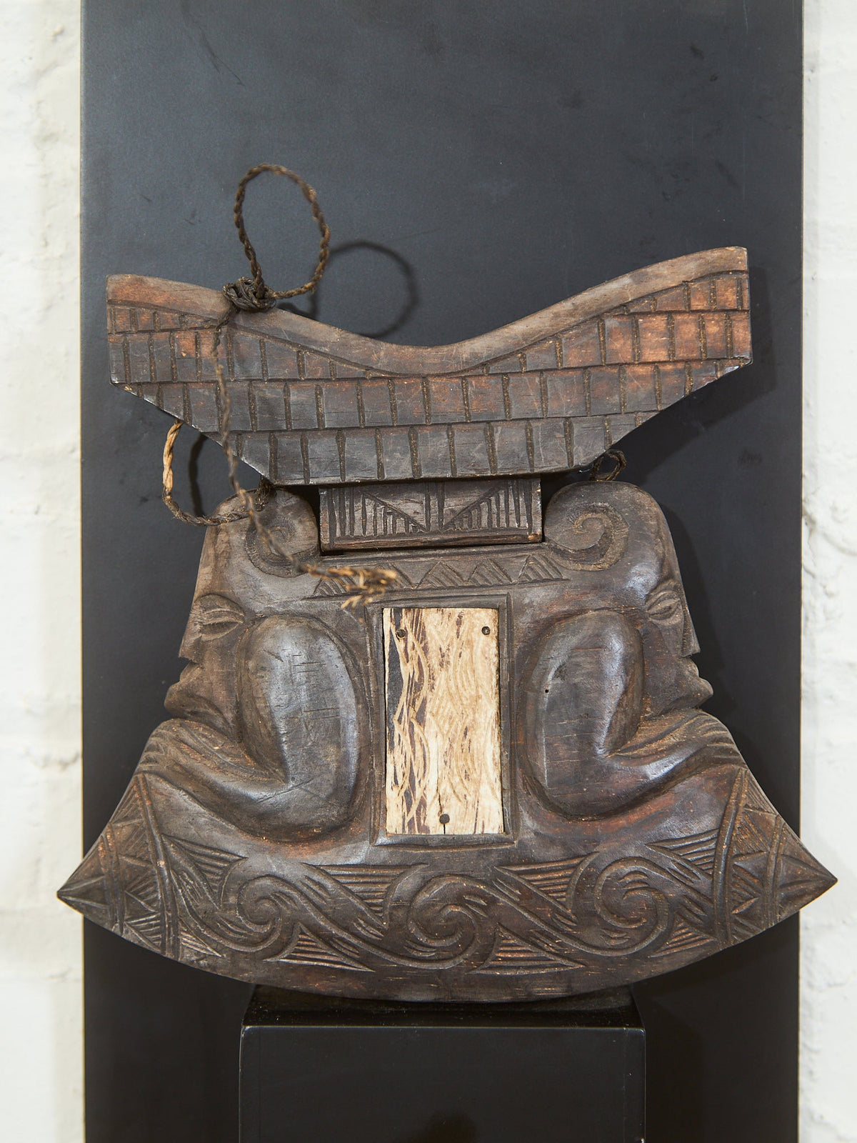 VINTAGE TORAJA SULAWESI INDONESIA CARVED WOOD & BUFFALO HORN BETEL NUT BOX