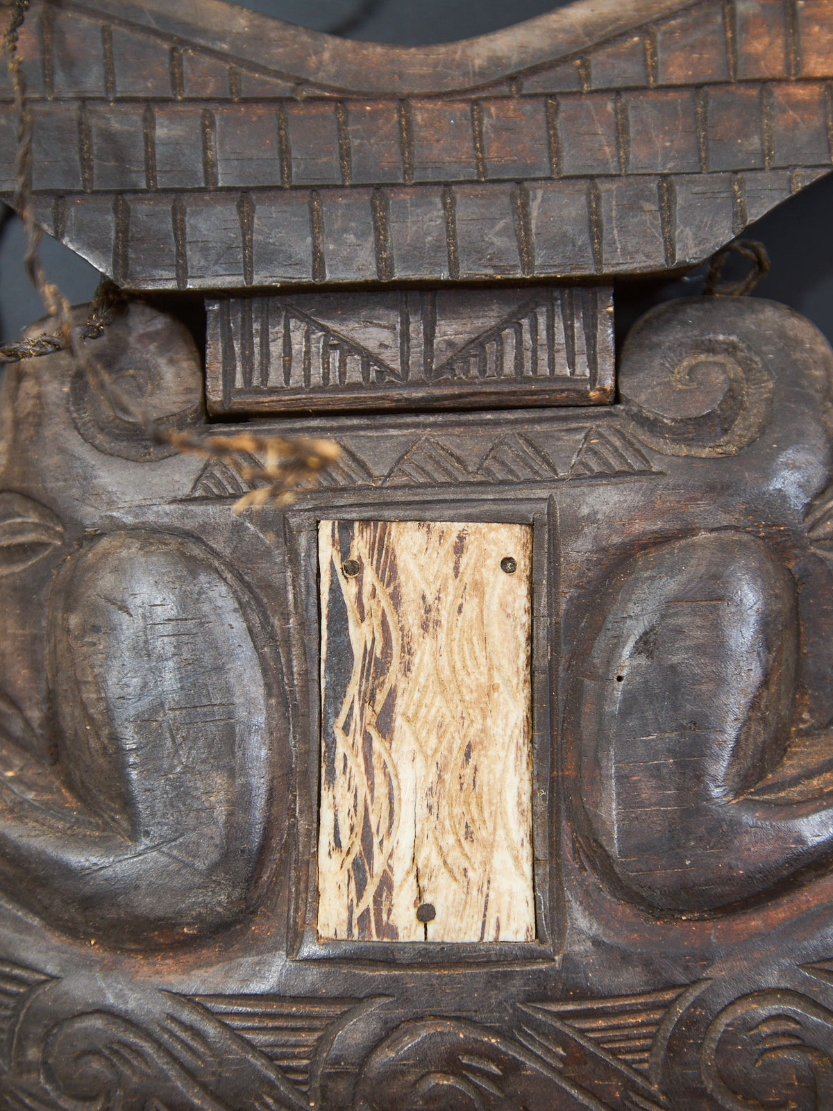 VINTAGE TORAJA SULAWESI INDONESIA CARVED WOOD & BUFFALO HORN BETEL NUT BOX