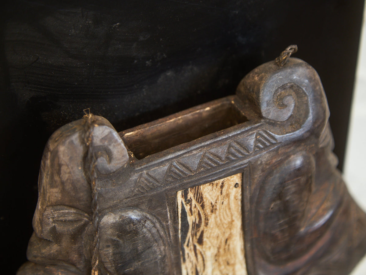 VINTAGE TORAJA SULAWESI INDONESIA CARVED WOOD & BUFFALO HORN BETEL NUT BOX